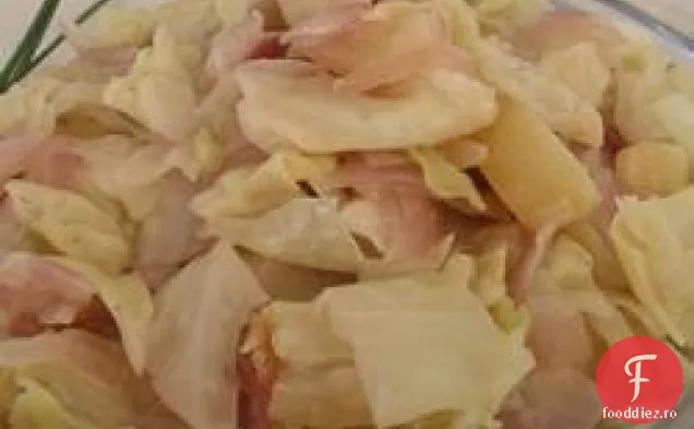 Varză cremoasă cu mere și slănină