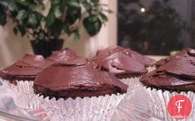 Cupcakes cu ciocolată cu unt de arahide cu glazură de ciocolată