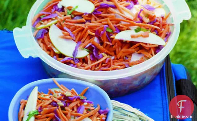 Morcov, varză și salată de mere cu sos de tei de chimen