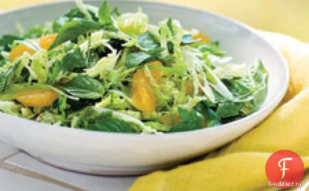 Salată de varză și ierburi cu portocale