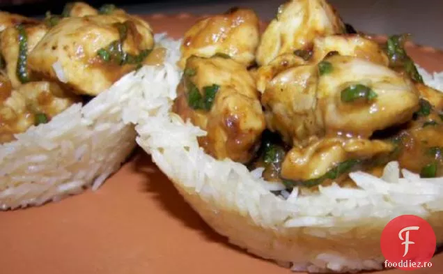 Curry de pui în cutii de orez crocante