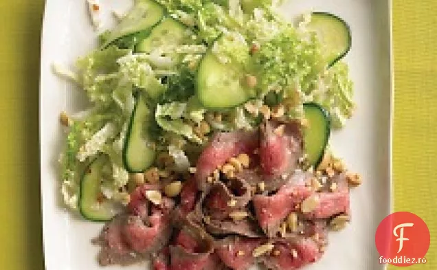 Salată De Friptură Asiatică Cu Castraveți Și Varză Napa