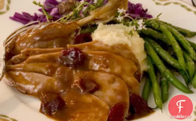 Rață Prăjită Suculentă Umplută Cu Sos Balsamic De Cireșe