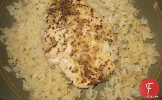 Piept de pui cu ardei de lămâie pe un pat de orez