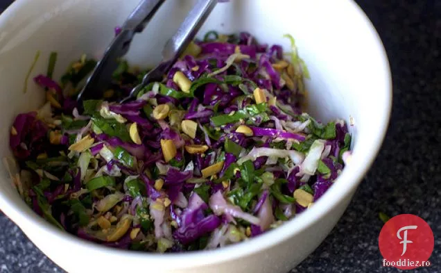 Salată De Varză Și Lime Cu Arahide Prăjite