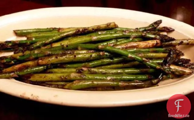 Sparanghel la grătar cu o notă asiatică