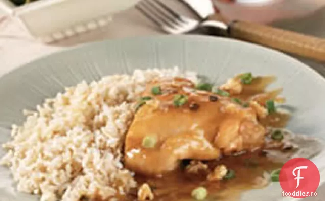 Pui portocaliu cu ceapă verde și nuci