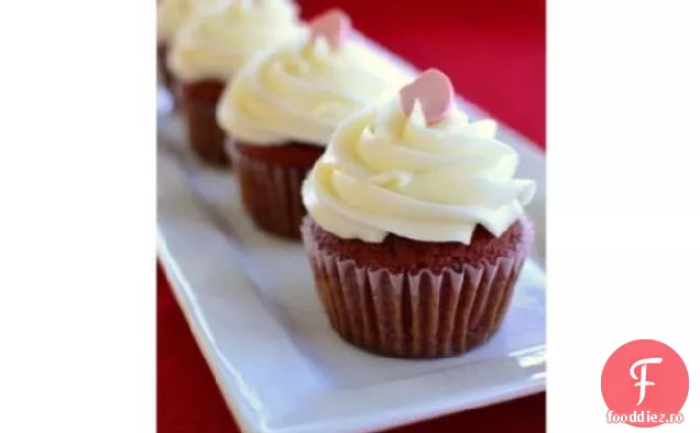 Cupcakes Din Catifea Roșie Cu Glazură De Brânză Cremă