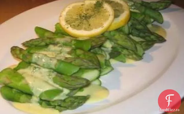 Sparanghel în sos tarhon Hollandaise bun și elegant!