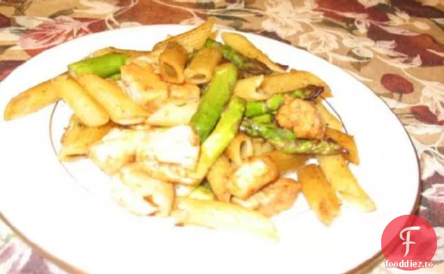 Penne cu pui și sparanghel prăjit