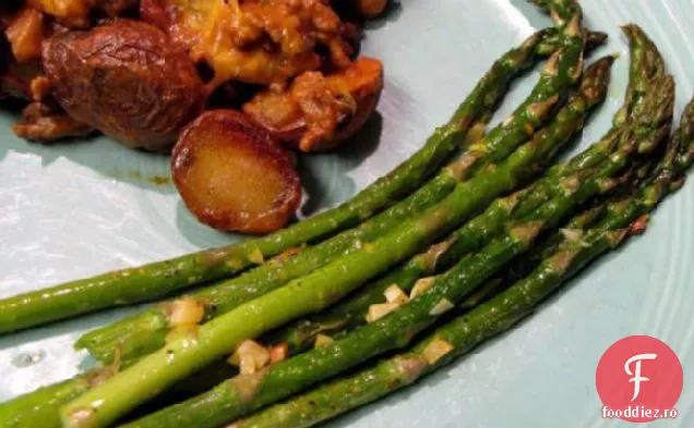 Sparanghel de cuptor cu coajă de portocală și usturoi