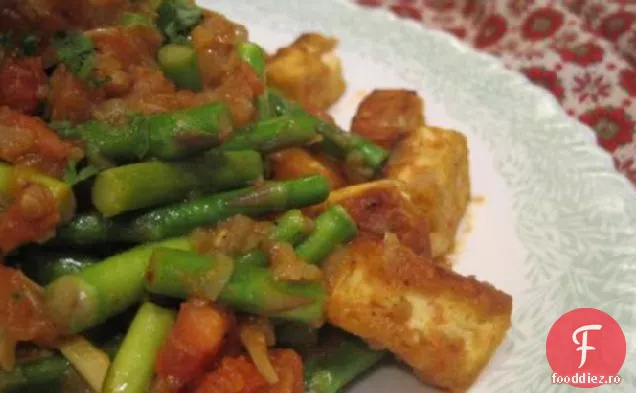 Sparanghel sotat cu tofu curry și roșii