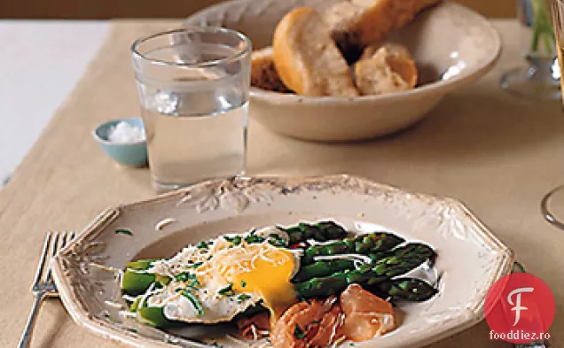 Ouă prăjite cu Prosciutto și sparanghel