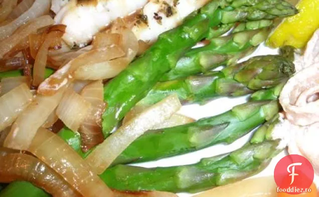 Sparanghel de grădină de măsline cu lămâie și ceapă tocată