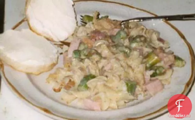 Caserola de șuncă, sparanghel și paste