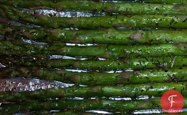 Linguine De Legume Prăjite Cu Busuioc Proaspăt Rupt