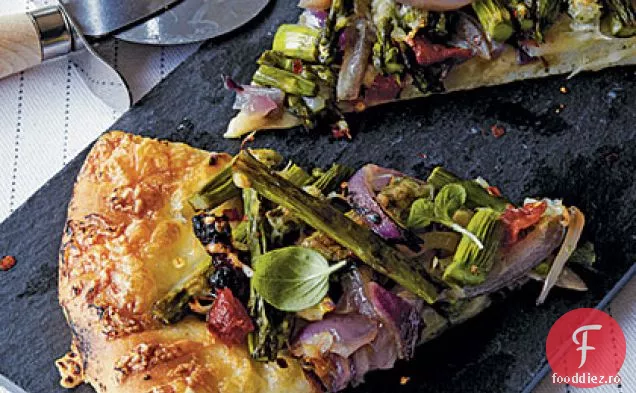Pizza la grătar cu sparanghel și ceapă caramelizată