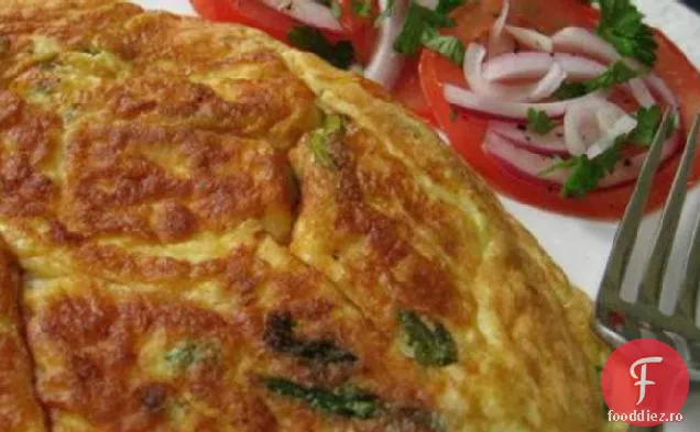 Sparanghel Și Fontina Frittata Cu Roșii Feliate Și Ceapă Roșie