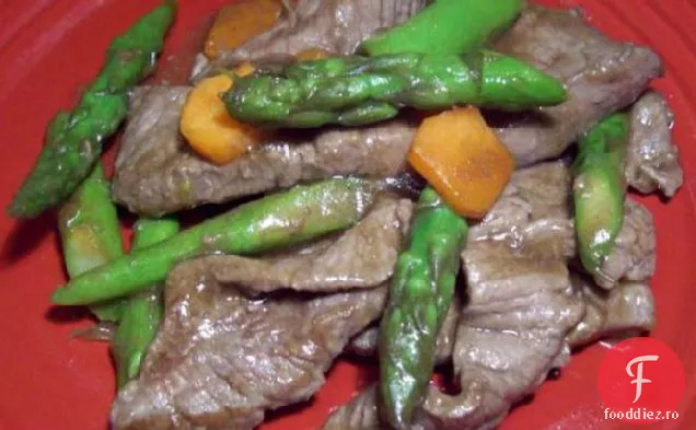 Carne De Vită Cu Sparanghel Proaspăt