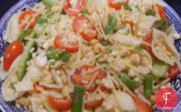 Salată De Paste, Sparanghel Și Roșii Marinate