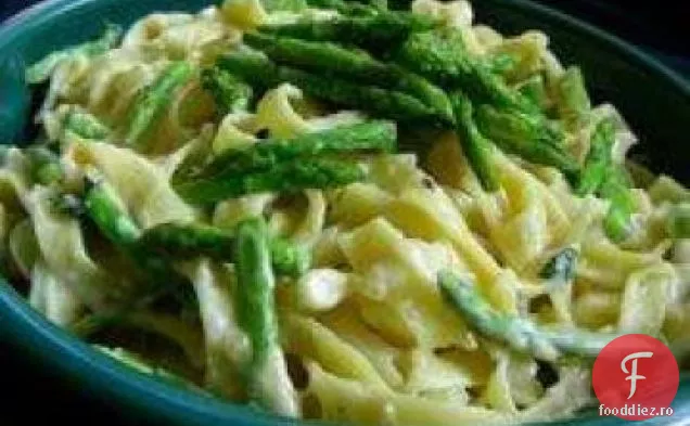 Penne cu sparanghel și sos de smântână