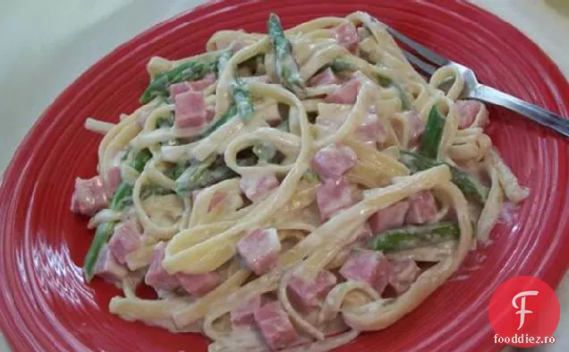 Fettuccine de șuncă și sparanghel