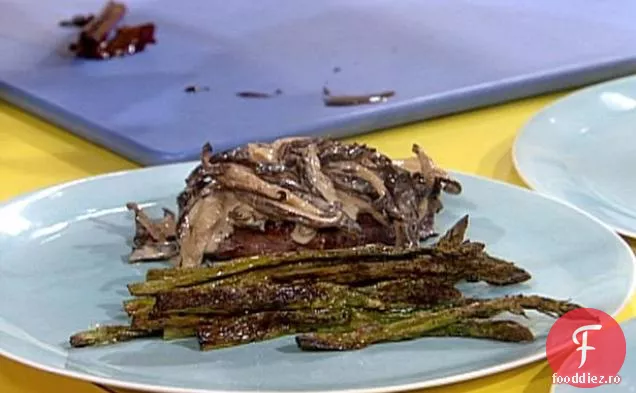 Filet cu crustă de ardei cu cremă de ciuperci și sparanghel fript