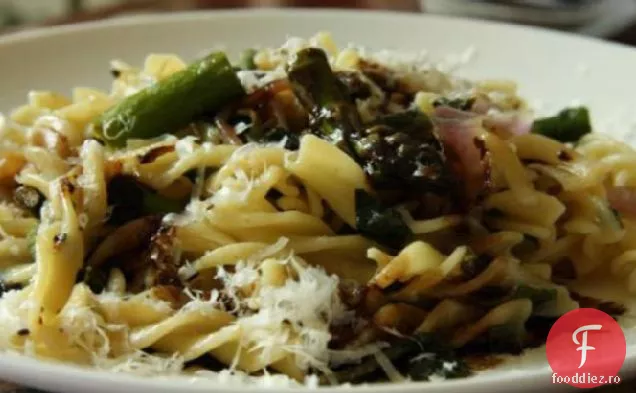 Fusilli cu busuioc de sparanghel și glazură balsamică