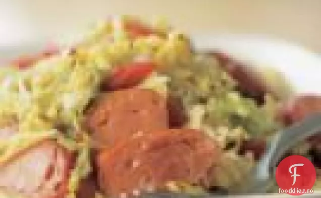 Cârnați Cu Salată Caldă De Varză