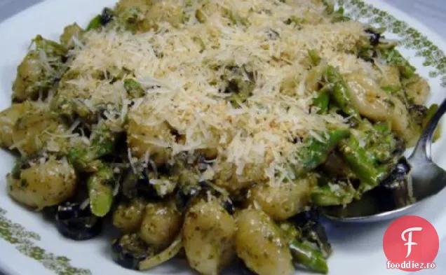 Gnocchi cu sparanghel și măsline într-un sos Pesto cremos