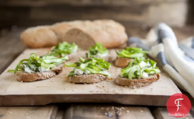 Crostini cu sparanghel ras și brânză de capră