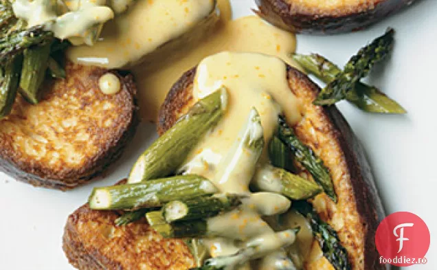 Brioche pâine prăjită franceză cu sparanghel și portocaliu Beurre Blanc