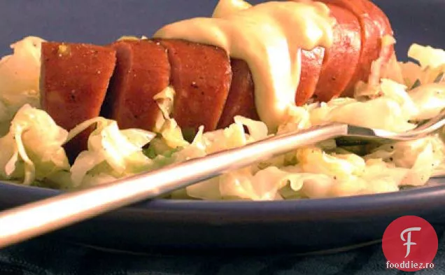 Varză fiartă și praz cu cârnați de curcan