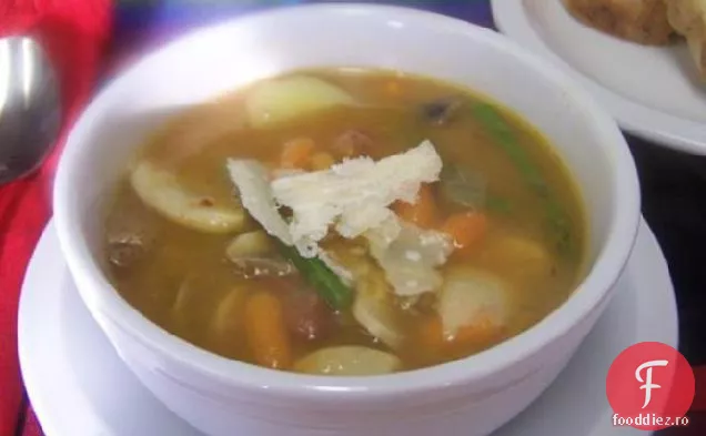 Supă de legume de primăvară ușoară și ușoară