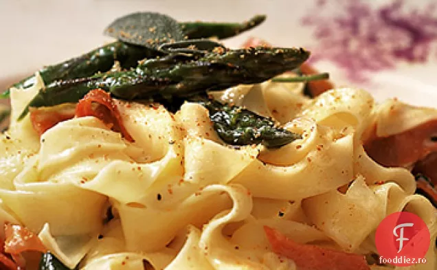 Tagliatelle cu Prosciutto și sparanghel