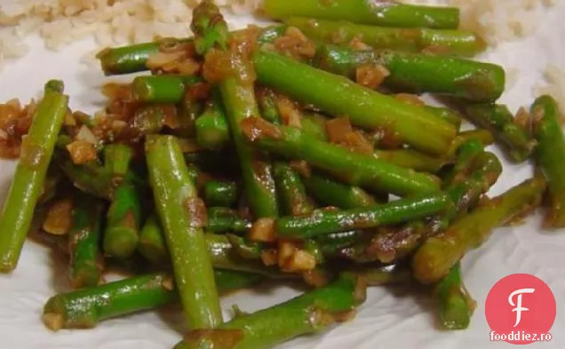 Sparanghel prăjit cu usturoi și șalotă în ulei de Chili