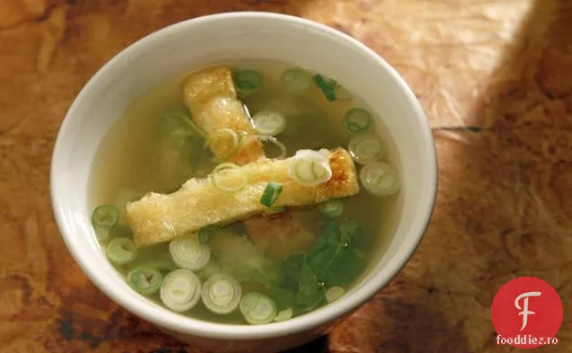 Supă Miso Cu Tofu Crocant De Vârstă, Varză Nappa Și Ceapă Verde