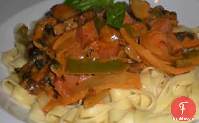 Fettuccini cu ciuperci, șuncă și sos de trandafiri