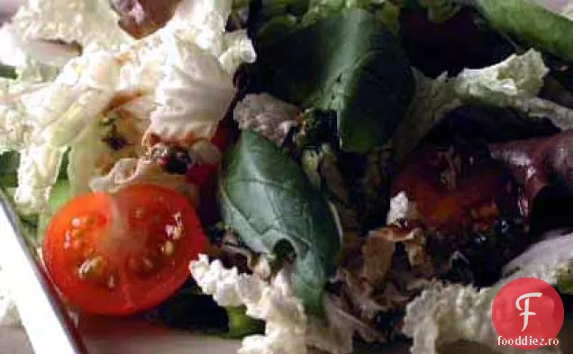 Salată de varză și verdeață mixtă cu vinetă de plante acidulate