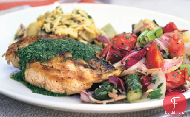 Pui sub o cărămidă cu ierburi proaspete și sos de usturoi