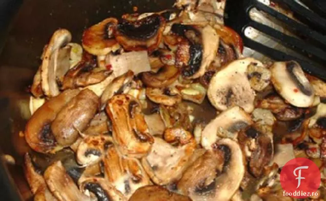 Usturoi Sizzled Ciuperci