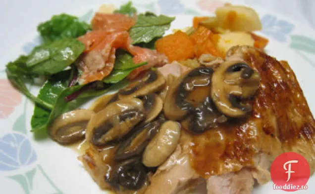 Curcan vindecat cu zahăr brun cu ciuperci sălbatice-sos de șalotă