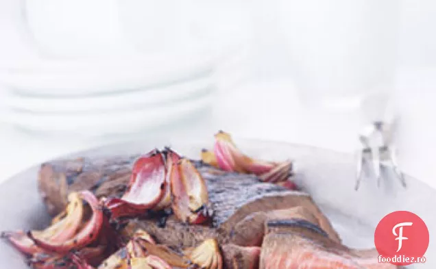Grătar balsamic-marinat London Broil cu ceapă roșie