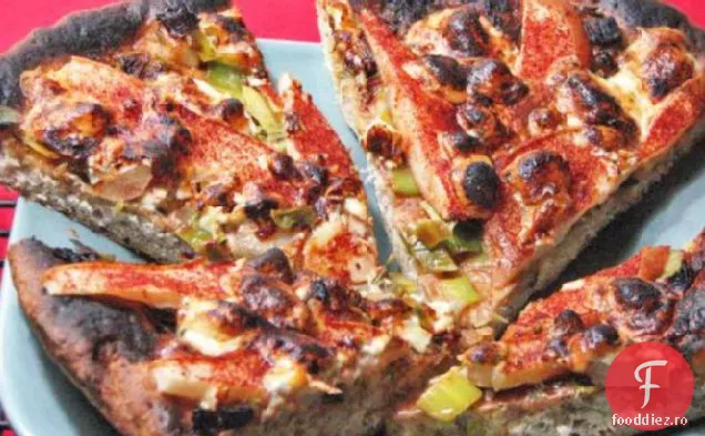 Pizza cu praz caramelizat, pere și brânză albastră