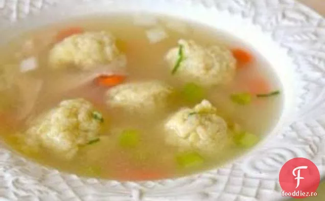 Supă de pui cu bile matzo în miniatură de praz-arpagic