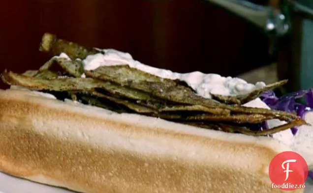 Bratwurst la grătar cu varză fiartă