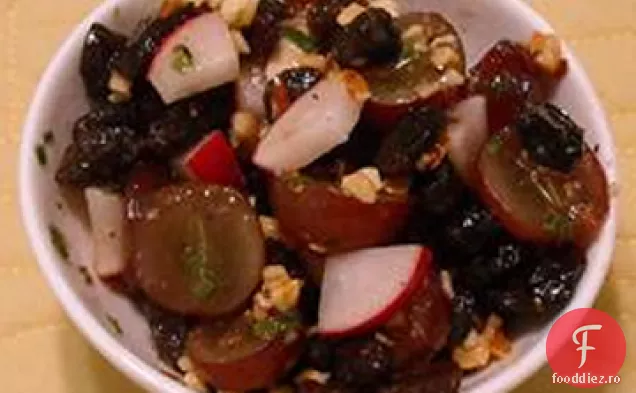 Salată balsamică de struguri și nuci