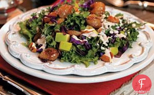 Salată de varză și mere cu ceapă prăjită