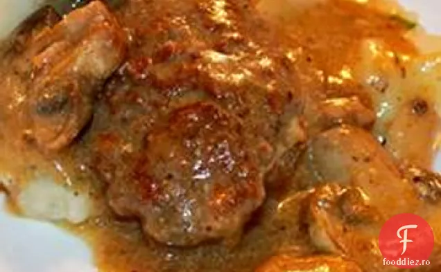 Friptură delicioasă Salisbury în sos de ciuperci
