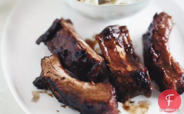 Coaste de porc glazurate cu salată de mere de hrean